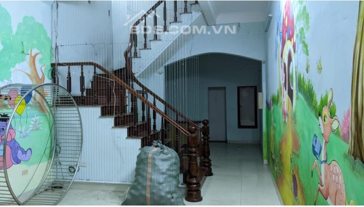Cần cho thuê nhà riêng mặt phố Hoàng Mai, 60m2, 4 tầng, 5 ngủ, ô tô đỗ cửa, giá 16 Triệu/tháng.